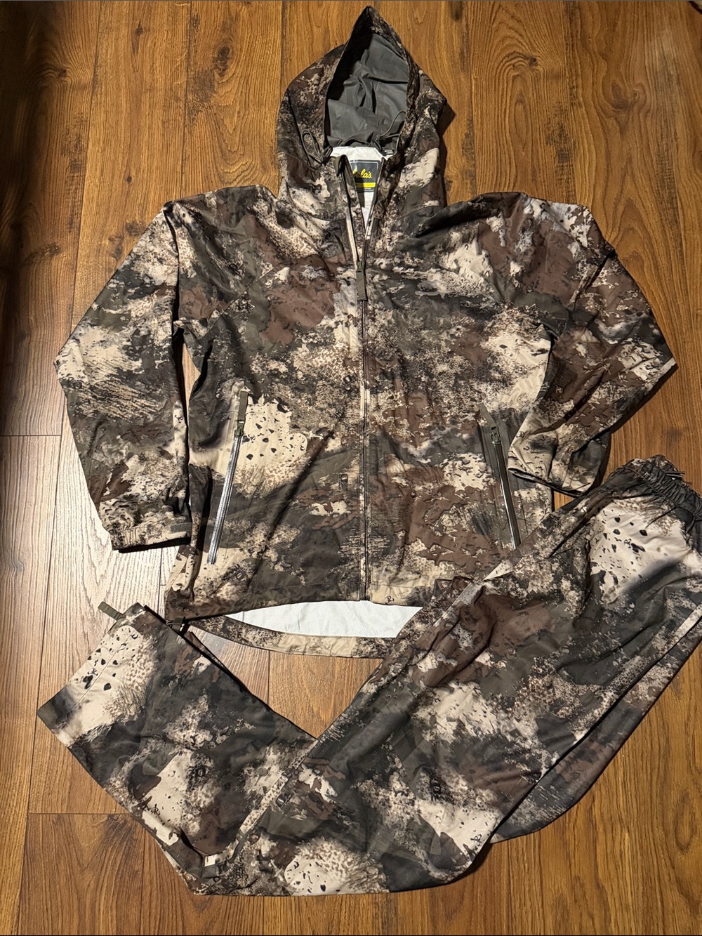 Cabela’s Lightweight/Water Resistant Camo Two-Piece Camouflage Set-Size Medium
